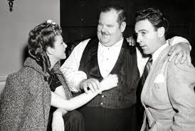 Gordon Douglas’ın kariyerindeki önemli dönüm noktalarından biri, ünlü yapımcı Hal Roach ile çalışmasıdır. Douglas, Hal Roach Stüdyoları’nda yönetmenlik yaparak özellikle kısa komedi filmleriyle tanınmaya başlamıştır.