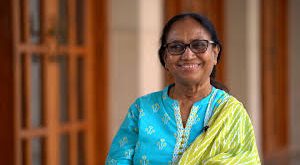 Banu Mushtaq, eğitimine büyük önem veren bir isimdir. Yükseköğrenimini hukuk alanında tamamlayan Mushtaq, bir süre avukatlık yapmıştır. Hukuk eğitimi, onun toplumsal sorunlara daha analitik ve sistematik bir bakış açısıyla yaklaşmasını sağlamıştır.