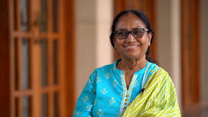 Banu Mushtaq, eğitimine büyük önem veren bir isimdir. Yükseköğrenimini hukuk alanında tamamlayan Mushtaq, bir süre avukatlık yapmıştır. Hukuk eğitimi, onun toplumsal sorunlara daha analitik ve sistematik bir bakış açısıyla yaklaşmasını sağlamıştır.