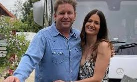 İngiliz gastronomi dünyasının en tanınmış isimlerinden biri olan James Martin, hem mutfaktaki ustalığı hem de televizyon ekranlarındaki samimi tarzıyla geniş bir hayran kitlesine ulaşmıştır.