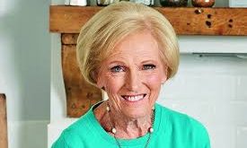 İngiliz mutfak kültürünün en sevilen ve en uzun soluklu isimlerinden biri olan Mary Berry, hem yemek yazarı hem televizyon sunucusu hem de mutfak eğitmeni olarak gastronomi dünyasında derin bir iz bırakmıştır.