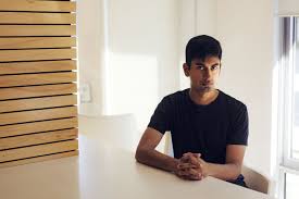 Yapay zekâ dünyası, son yıllarda yalnızca teknolojik gelişmelerle değil, aynı zamanda etik, hukuk ve güvenlik tartışmalarıyla da gündemde yer almaktadır. Bu tartışmaların merkezinde yer alan isimlerden biri de Amerikalı yapay zekâ araştırmacısı Suchir Balaji’dir.