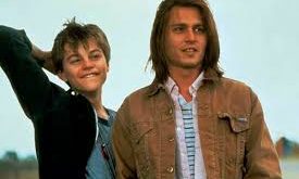 Yönetmen koltuğunda Lasse Hallström’ün oturduğu yapım, Peter Hedges’in aynı adlı romanından sinemaya uyarlanmıştır. Başrollerde Johnny Depp, Juliette Lewis ve Leonardo DiCaprio yer alırken, film özellikle karakter derinliği ve oyunculuk performanslarıyla sinema tarihinde özel bir yere sahiptir.