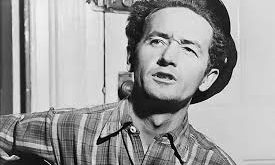 Woodrow Wilson Guthrie, 14 Temmuz 1912’de Amerika Birleşik Devletleri’nin Oklahoma eyaletinde dünyaya geldi. Çocukluğu, Amerika’nın en çalkantılı ekonomik dönemlerinden biri olan Büyük Buhran yıllarına denk geldi. Ailesi sık sık ekonomik zorluklar yaşadı ve bu durum Guthrie’nin dünya görüşünü derinden etkiledi.