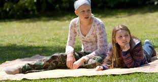 My Sister's Keeper, 2009 yılında vizyona giren ve izleyiciyi duygusal açıdan derinden etkileyen dramatik yapımlardan biridir. Türkçede Kız Kardeşimin Hikayesi adıyla bilinen film, yalnızca ciddi bir hastalıkla mücadeleyi değil; aile bağlarını, bireysel hakları, ebeveyn sevgisini ve fedakârlığın sınırlarını sorgulayan güçlü bir hikâye sunar.