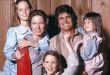 Little House on the Prairie, 1974 yılında yayın hayatına başlayan ve uzun yıllar boyunca milyonlarca izleyicinin sevgisini kazanan unutulmaz bir televizyon dizisidir. Türkçede Küçük Ev adıyla tanınan yapım, 19. yüzyıl Amerika’sında yaşayan Ingalls ailesinin hayatını merkezine alır.