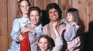 Little House on the Prairie, 1974 yılında yayın hayatına başlayan ve uzun yıllar boyunca milyonlarca izleyicinin sevgisini kazanan unutulmaz bir televizyon dizisidir. Türkçede Küçük Ev adıyla tanınan yapım, 19. yüzyıl Amerika’sında yaşayan Ingalls ailesinin hayatını merkezine alır.
