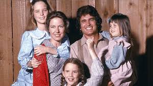 Little House on the Prairie, 1974 yılında yayın hayatına başlayan ve uzun yıllar boyunca milyonlarca izleyicinin sevgisini kazanan unutulmaz bir televizyon dizisidir. Türkçede Küçük Ev adıyla tanınan yapım, 19. yüzyıl Amerika’sında yaşayan Ingalls ailesinin hayatını merkezine alır.