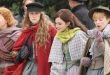 Başrollerde Saoirse Ronan, Emma Watson, Florence Pugh, Eliza Scanlen ve Laura Dern yer alırken, film kadrosunda ayrıca Timothée Chalamet, Meryl Streep ve Chris Cooper gibi önemli isimler bulunuyor. Bu güçlü oyuncu kadrosu, hikâyenin duygusal yoğunluğunu etkileyici bir şekilde perdeye taşıyor.