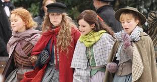 Başrollerde Saoirse Ronan, Emma Watson, Florence Pugh, Eliza Scanlen ve Laura Dern yer alırken, film kadrosunda ayrıca Timothée Chalamet, Meryl Streep ve Chris Cooper gibi önemli isimler bulunuyor. Bu güçlü oyuncu kadrosu, hikâyenin duygusal yoğunluğunu etkileyici bir şekilde perdeye taşıyor.