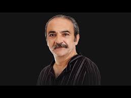 Türk tiyatro ve sinema dünyası, yalnızca sahneye çıkan oyuncularla değil; aynı zamanda yazan, yöneten, çizen ve düşünen çok yönlü sanatçılarla şekillenmiştir. Bu isimlerden biri de kuşkusuz Arslan Kaçar’dır.