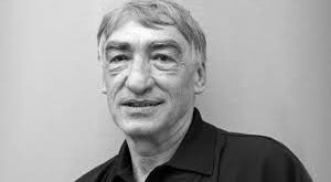 Gottfried John, sert bakışları, etkileyici sahne varlığı ve unutulmaz yan karakter performanslarıyla hem Avrupa sinemasında hem de Hollywood yapımlarında iz bırakmış bir isimdir. Özellikle karizmatik ama tehditkâr karakterleri canlandırmadaki başarısıyla tanınan John, 20. yüzyıl sinemasının en dikkat çekici Alman oyuncularından biri olarak kabul edilir.