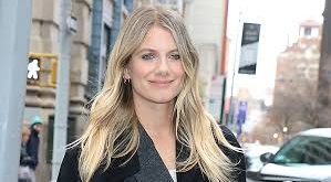 Mélanie Laurent, 21 Şubat 1983 tarihinde Fransa’nın Paris şehrinde doğmuştur. Sanata ilgisi küçük yaşlarda başlayan Laurent, özellikle tiyatro ve sinema dünyasına erken yaşta adım atmıştır. Babası seslendirme sanatçısı, annesi ise dans eğitmeni olan Laurent, sanatla iç içe bir ortamda büyümüştür.