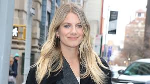 Mélanie Laurent, 21 Şubat 1983 tarihinde Fransa’nın Paris şehrinde doğmuştur. Sanata ilgisi küçük yaşlarda başlayan Laurent, özellikle tiyatro ve sinema dünyasına erken yaşta adım atmıştır. Babası seslendirme sanatçısı, annesi ise dans eğitmeni olan Laurent, sanatla iç içe bir ortamda büyümüştür.