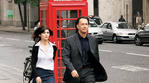 Dan Brown’ın 2003 tarihli aynı adlı romanından uyarlanan film, gizem ve gerilim türlerini tarih, sanat ve din temalarıyla birleştirerek geniş bir izleyici kitlesine ulaşmıştır. Akiva Goldsman’ın senaryosunu kaleme aldığı yapım, Robert Langdon serisinin ilk sinema uyarlaması olarak da ayrı bir öneme sahiptir.