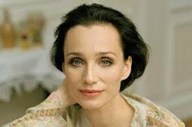 Kariyeri boyunca Oscar adaylığı, BAFTA ödülleri ve pek çok prestijli festival başarısı elde eden Kristin Scott Thomas, modern Avrupa sinemasının en etkili kadın oyuncularından biri olarak görülmektedir.