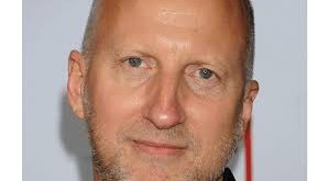 John Hillcoat, 1960 yılında Kanada’da dünyaya geldi ancak çocukluk ve gençlik yıllarını Avustralya’da geçirdi. Çok kültürlü bir ortamda büyümesi, onun sanatsal bakış açısını önemli ölçüde etkiledi.