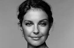 Ashley Judd, 19 Nisan 1968 tarihinde Amerika Birleşik Devletleri’nin Kaliforniya eyaletinde dünyaya geldi. Gerçek adı Ashley Tyler Ciminella’dır. Sanatla iç içe bir ailede büyüyen oyuncu, country müziğin önemli isimlerinden Naomi Judd’un kızıdır. Aynı zamanda ünlü country sanatçısı Wynonna Judd’un kardeşidir.