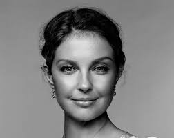Ashley Judd, 19 Nisan 1968 tarihinde Amerika Birleşik Devletleri’nin Kaliforniya eyaletinde dünyaya geldi. Gerçek adı Ashley Tyler Ciminella’dır. Sanatla iç içe bir ailede büyüyen oyuncu, country müziğin önemli isimlerinden Naomi Judd’un kızıdır. Aynı zamanda ünlü country sanatçısı Wynonna Judd’un kardeşidir.