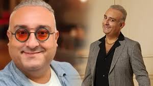 Onur Atilla’nın sanat yaşamının temelinde tiyatro bulunmaktadır. Oyuncu, 2001 yılından itibaren çeşitli tiyatro topluluklarında görev aldı. Sahne deneyimi, onun doğaçlama kabiliyetini geliştirmesinde önemli rol oynadı.