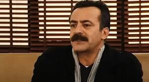 Levent Ülgen’in tiyatro yolculuğu, Türk tiyatrosunun önemli isimlerinden Erkan Yücel ile başladı. Ankara Halk Tiyatrosu’nda sahneye çıkan oyuncu, ilk yıllarında figüranlık yaparak tiyatro deneyimi kazandı.
