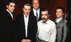 Nicholas Pileggi’nin gerçek olaylardan esinlenerek yazdığı Wiseguy adlı kitaptan uyarlanan film, mafya dünyasının yükseliş ve çöküş hikâyesini olağanüstü bir gerçekçilikle anlatır.