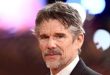 Ethan Green Hawke, 6 Kasım 1970 tarihinde Amerika Birleşik Devletleri’nin Texas eyaletinde bulunan Austin şehrinde dünyaya geldi. Anne ve babası oldukça genç yaşta evlenmişti. Ancak Ethan Hawke henüz küçük bir çocukken ailesi ayrıldı.