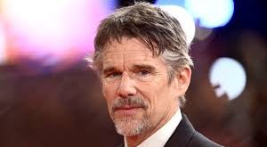 Ethan Green Hawke, 6 Kasım 1970 tarihinde Amerika Birleşik Devletleri’nin Texas eyaletinde bulunan Austin şehrinde dünyaya geldi. Anne ve babası oldukça genç yaşta evlenmişti. Ancak Ethan Hawke henüz küçük bir çocukken ailesi ayrıldı.
