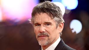 Ethan Green Hawke, 6 Kasım 1970 tarihinde Amerika Birleşik Devletleri’nin Texas eyaletinde bulunan Austin şehrinde dünyaya geldi. Anne ve babası oldukça genç yaşta evlenmişti. Ancak Ethan Hawke henüz küçük bir çocukken ailesi ayrıldı.