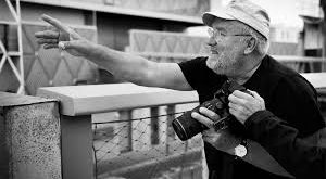 Peter Lindbergh'in çalışmaları insan doğallığını ve karakter derinliğini merkeze alan bir anlayış geliştirmiştir. Özellikle 1990'lı yılların süpermodel döneminin ortaya çıkmasında oynadığı rol, onu moda tarihinin dönüm noktalarından biri hâline getirmiştir.