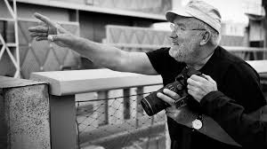 Peter Lindbergh'in çalışmaları insan doğallığını ve karakter derinliğini merkeze alan bir anlayış geliştirmiştir. Özellikle 1990'lı yılların süpermodel döneminin ortaya çıkmasında oynadığı rol, onu moda tarihinin dönüm noktalarından biri hâline getirmiştir.