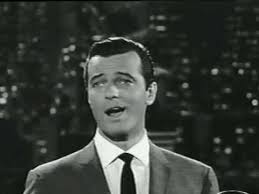 Robert Goulet, 20. yüzyılın ortalarından itibaren özellikle Broadway sahnelerinde ve konser dünyasında tanınmış, güçlü bariton sesi ve sahne karizmasıyla dikkat çeken bir Kanadalı-Amerikalı şarkıcı ve oyuncudur. Müzikal tiyatronun altın çağında yükselen Goulet, hem sahne performansları hem de televizyon ve sinema projeleriyle geniş bir hayran kitlesine ulaşmıştır.