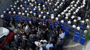 “Majestelerinin Muhalefeti” kavramı, özellikle Birleşik Krallık'ın parlamenter geleneğiyle özdeşleşmiş bir terimdir. Bu sistemde muhalefet, devletin düşmanı değil, anayasal düzenin ve demokratik sürecin vazgeçilmez bir unsuru olarak görülür. Günümüzde farklı parlamenter sistemlerde de bu anlayış çeşitli biçimlerde etkisini sürdürmektedir.