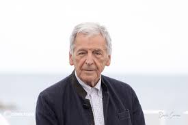 Konstantinos Gavras, sinema tarihinde politik sinemanın en güçlü temsilcilerinden biri olarak kabul edilen, özellikle devlet şiddeti, otoriter rejimler ve bireysel adalet arayışı temalarını işleyen filmleriyle tanınan bir yönetmendir.