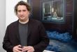 Banliyö yaşamının sıradan görünen anlarını devasa ekipler, titiz ışık tasarımları ve sinematik bir dramatizasyonla yeniden inşa eder. Crewdson’ın çalışmaları, gündelik hayatın yüzeyinin altında saklanan yalnızlık, gerilim ve yabancılaşma duygularını güçlü bir görsel dile dönüştürür.