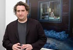 Banliyö yaşamının sıradan görünen anlarını devasa ekipler, titiz ışık tasarımları ve sinematik bir dramatizasyonla yeniden inşa eder. Crewdson’ın çalışmaları, gündelik hayatın yüzeyinin altında saklanan yalnızlık, gerilim ve yabancılaşma duygularını güçlü bir görsel dile dönüştürür.