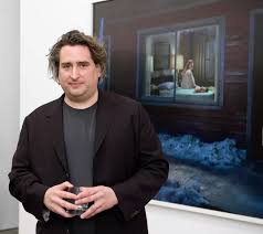Banliyö yaşamının sıradan görünen anlarını devasa ekipler, titiz ışık tasarımları ve sinematik bir dramatizasyonla yeniden inşa eder. Crewdson’ın çalışmaları, gündelik hayatın yüzeyinin altında saklanan yalnızlık, gerilim ve yabancılaşma duygularını güçlü bir görsel dile dönüştürür.