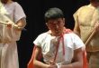 William Shakespeare tarafından yazılan Yanlışlıklar Komedisi (The Comedy of Errors), tiyatro tarihinin en erken dönem “fars” örneklerinden biri olarak kabul edilen, kısa ama yoğun yapılı bir sahne eseridir. Shakespeare’in gençlik dönemine ait bu oyun, onun daha sonra geliştireceği karakter derinliği ve psikolojik katmanlardan ziyade, olay örgüsünün hızına, dil oyunlarına ve sahne üstü karmaşanın ritmine dayanır.