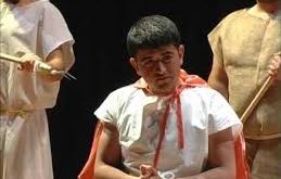 William Shakespeare tarafından yazılan Yanlışlıklar Komedisi (The Comedy of Errors), tiyatro tarihinin en erken dönem “fars” örneklerinden biri olarak kabul edilen, kısa ama yoğun yapılı bir sahne eseridir. Shakespeare’in gençlik dönemine ait bu oyun, onun daha sonra geliştireceği karakter derinliği ve psikolojik katmanlardan ziyade, olay örgüsünün hızına, dil oyunlarına ve sahne üstü karmaşanın ritmine dayanır.