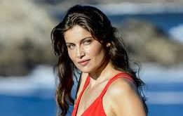 Laetitia Casta, 11 Mayıs 1978 tarihinde Fransa’nın Pont-Audemer kentinde dünyaya geldi. Çocukluk yıllarını büyük ölçüde Corsica adasında geçiren Casta, doğal güzelliklerle iç içe büyüdü.