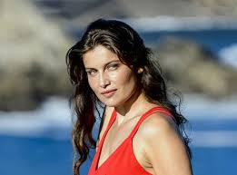 Laetitia Casta, 11 Mayıs 1978 tarihinde Fransa’nın Pont-Audemer kentinde dünyaya geldi. Çocukluk yıllarını büyük ölçüde Corsica adasında geçiren Casta, doğal güzelliklerle iç içe büyüdü.