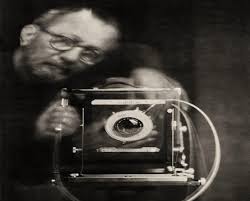 İtalyan moda fotoğrafçısı Paolo Roversi, onlarca yıl süren kariyeri boyunca birçok önemli moda markası, dergi ve sanat projesinde yer almıştır. Onun fotoğrafları yalnızca kıyafetleri sergileyen kareler değil; duygu, gizem ve şiirsellik taşıyan görsel anlatılar olarak değerlendirilmektedir.