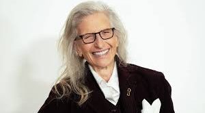 Ünlü isimlerle gerçekleştirdiği dikkat çekici çekimler, sinematik kompozisyonları ve güçlü görsel dili sayesinde Annie Leibovitz, çağdaş fotoğraf sanatına önemli katkılar sağlamıştır. Kariyeri boyunca müzisyenlerden siyasetçilere, oyunculardan sporculara kadar birçok tanınmış isimle çalışmış; portre fotoğrafçılığına yeni bir bakış açısı kazandırmıştır.