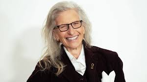 Ünlü isimlerle gerçekleştirdiği dikkat çekici çekimler, sinematik kompozisyonları ve güçlü görsel dili sayesinde Annie Leibovitz, çağdaş fotoğraf sanatına önemli katkılar sağlamıştır. Kariyeri boyunca müzisyenlerden siyasetçilere, oyunculardan sporculara kadar birçok tanınmış isimle çalışmış; portre fotoğrafçılığına yeni bir bakış açısı kazandırmıştır.