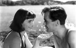 Yaz Oyunları, İsveçli yönetmen Ingmar Bergman tarafından yazılıp yönetilen, 1951 yapımı güçlü bir dram filmidir. Orijinal adı Sommarlek olan yapım, Amerika Birleşik Devletleri’nde bir dönem Illicit Interlude (Yasak Arası) adıyla gösterime girmiştir. Film, ilk aşkın saflığı, zamanın geri döndürülemezliği ve kaybın insan ruhunda bıraktığı izleri şiirsel bir sinema diliyle anlatır.