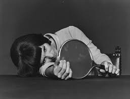 1969 yılında gösterime giren Ayin (Riten), İsveçli usta yönetmen Ingmar Bergman tarafından yazılıp yönetilen, televizyon için çekilmiş ancak sinema estetiği açısından büyük önem taşıyan bir psikolojik dramdır. İlk olarak 25 Mart 1969’da İsveç televizyonunda yayımlanan film, Bergman’ın tiyatro ve sinema arasındaki sınırları zorlayan deneysel anlatımının en çarpıcı örneklerinden biri olarak kabul edilir.