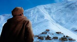 1982 yılında çekilen ve sonraki süreçte uluslararası festivallerde önemli başarılar elde eden film, sadece bir öğretmenin hikâyesini anlatmakla kalmaz; aynı zamanda Türkiye'nin coğrafi, kültürel ve insani gerçekliklerine de yakından bakar. Gösterime girdiği dönemden itibaren sinema çevrelerinde yoğun biçimde tartışılan yapım, yıllar geçmesine rağmen Türk sinemasının en değerli eserleri arasında gösterilmektedir.
