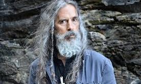 Christopher Chaplin’in sanat yolculuğu, yalnızca ünlü bir soyadının devamı olmakla sınırlı değildir. O, müzik aracılığıyla insan psikolojisini, bilinç durumlarını ve soyut duygusal deneyimleri araştırmayı hedefleyen sanatçılar arasında yer alır. Klasik müzikten modern elektronik ses dünyasına kadar geniş bir etki alanına sahip olan besteci, yıllar içinde özgün bir sanatsal dil geliştirmiştir.