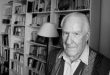 Badiou’nun düşüncesi, geleneksel felsefi yöntemlerin ötesine geçen bir yapı taşır. O, matematik ile felsefe arasında güçlü bağlar kurmaya çalışmış, özellikle küme teorisini ontolojinin temeli olarak değerlendirmiştir. Hakikat, olay ve özne kavramlarına yönelik geliştirdiği özgün yorumlar, çağdaş düşünce tarihinde geniş yankı uyandırmıştır.