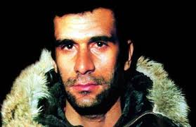 Genç yaşta siyasal mücadele içerisinde yer alan Gezmiş, özellikle öğrenci hareketleri, toplumsal protestolar ve dönemin ideolojik tartışmalarıyla birlikte anılan bir isim hâline gelmiştir. Destekleyenler tarafından devrimci bir figür olarak değerlendirilirken, eleştirenler tarafından farklı açılardan yorumlanan Deniz Gezmiş, Türkiye'nin siyasi tarihindeki etkili figürlerden biri olarak hafızalarda yer edinmiştir.